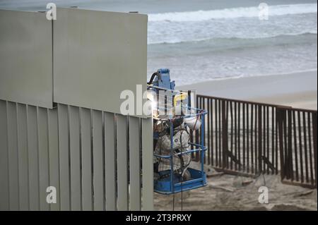 Tijuana, Basse-Californie, Mexique. 25 octobre 2023. Des panneaux de clôture de trente pieds ont déjà été installés le long de la clôture secondaire avec une nouvelle entrée de clôture coulissante à la zone du parc de l'amitié San Diego-Tijuana. Les travailleurs de la construction ont déjà commencé une partie de la clôture primaire de remplacement sur la frontière de la plage qui va dans l'océan Pacifique. (Image de crédit : © Carlos A. Moreno/ZUMA Press Wire) USAGE ÉDITORIAL SEULEMENT! Non destiné à UN USAGE commercial ! Banque D'Images