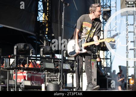 Las Vegas, États-Unis. 21 octobre 2023. Alex Gaskarth de All Time Low se produit au When We Were Young Festival le 21 octobre 2023 à Las Vegas, Nevada. Le festival comprenait une formation de groupes pop/punk de premier plan. (Photo de Geoffrey Clowes/Sipa USA) crédit : SIPA USA/Alamy Live News Banque D'Images