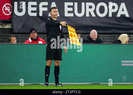 ALKMAAR - Linesman Eduard Beitinger lors du match de l'UEFA Conference League dans le groupe E entre l'AZ Alkmaar et l'Aston Villa FC au stade AFAS le 26 octobre 2023 à Alkmaar, aux pays-Bas. ANP ED VAN DE POL Banque D'Images