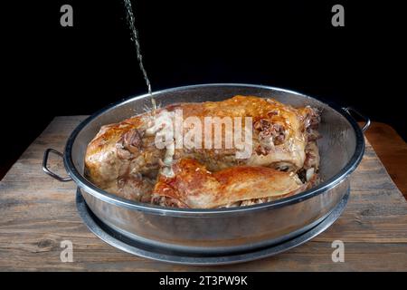 Cuisine turque agneau entier pour rôtir. Un agneau rôti entier dans une grande casserole attend d'être servi. Agneau entier rôti sur charbon de bois. Banque D'Images