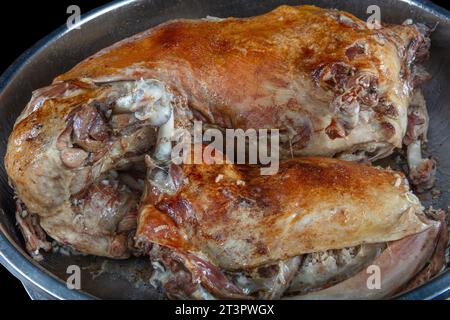 Cuisine turque agneau entier pour rôtir. Un agneau rôti entier dans une grande casserole attend d'être servi. Agneau entier rôti sur charbon de bois. Banque D'Images