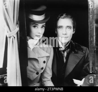 Audrey Hepburn et Mel Ferrer sur le tournage de Guerre et paix, de Milton Greene, 1955 Audrey Hepburn et Mel Ferrer, posés en costume, lors du tournage Guerre et paix. Photographie de Milton H. Greene, photographe du personnel du magazine LOOK, 1955. Banque D'Images