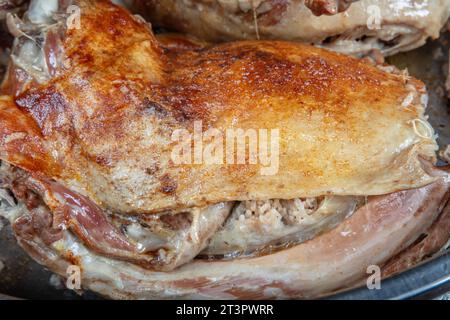 Cuisine turque agneau entier pour rôtir. Un agneau rôti entier dans une grande casserole attend d'être servi. Agneau entier rôti sur charbon de bois. Banque D'Images