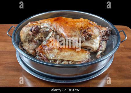 Cuisine turque agneau entier pour rôtir. Un agneau rôti entier dans une grande casserole attend d'être servi. Agneau entier rôti sur charbon de bois. Banque D'Images