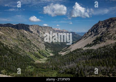 WY05372-00...WYOMING - la vallée du ruisseau Porcupine vue du col Porcupine dans la section Wilderness de Bridger de la chaîne Wind River. Banque D'Images