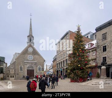 Église notre-Dame-des-victoires, place royale pendant la période des fêtes, Vieux-Québec, Québec, Canada. Banque D'Images