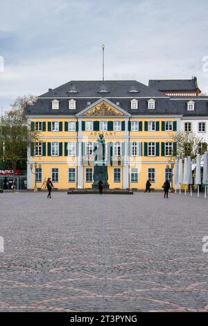 Bonn, Allemagne - 16 avril 2021 : statue de Beethoven devant le bureau de poste jaune à Bonn, Allemagne. Banque D'Images