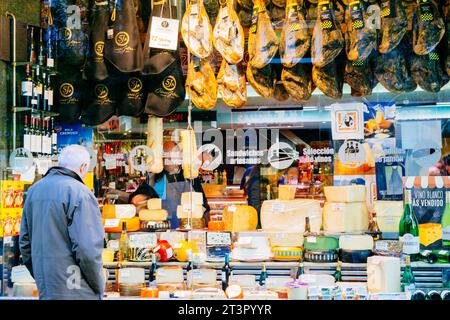 Homme à côté de la vitrine du magasin d'alimentation d'origine espagnole. Madrid, Comunidad de Madrid, Espagne, Europe Banque D'Images