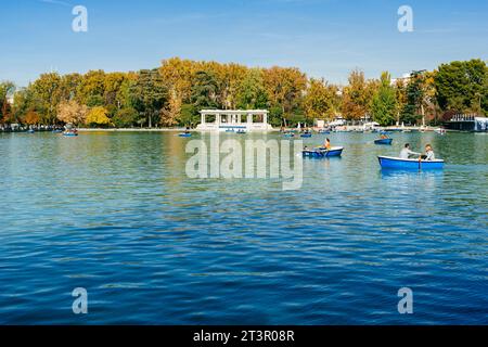 Navigation sur l'étang. Parque del Buen Retiro, littéralement «Parc de la retraite agréable», Parc du Retiro ou tout simplement El Retiro est l'un des plus grands parcs de Banque D'Images