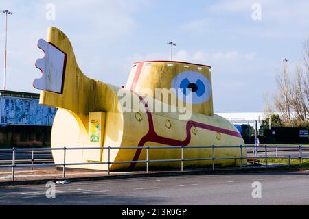 Sculpture grandeur nature du sous-marin jaune ainsi appelé d'après la célèbre chanson des Beatles. Aéroport John Lennon. Liverpool, Merseyside, Lancashire, Angleterre, Banque D'Images