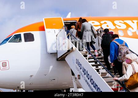 Passagers embarquant dans un avion EasyJet. Liverpool, Merseyside, Lancashire, Angleterre, Royaume-Uni, Europe. Banque D'Images