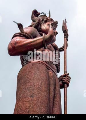 Vue de la statue géante du Seigneur Shiva à Grand bassin, site religieux de Ganga Talao à Maurice Banque D'Images