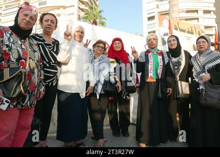 Beyrouth, Liban. 25 octobre 2023. Les gens se rassemblent en soutien à la Palestine près du rocher Rauchi à Beyrouth, Liban, octobre 25 2023. (Photo Elisa Gestri/Sipa USA) crédit : SIPA USA/Alamy Live News Banque D'Images