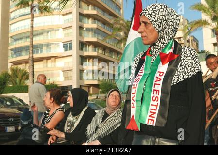 Beyrouth, Liban. 25 octobre 2023. Les gens se rassemblent en soutien à la Palestine près du rocher Rauchi à Beyrouth, Liban, octobre 25 2023. (Photo Elisa Gestri/Sipa USA) crédit : SIPA USA/Alamy Live News Banque D'Images