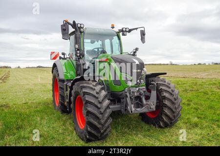 Tracteur Fendt 718 Vario de couleur verte exposé au salon agricole de Troon, Ayrshire, Écosse, Royaume-Uni Banque D'Images