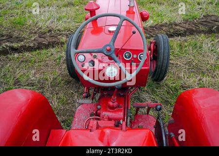 Tracteur McCormick International B 275 de couleur rouge 1964 exposé lors d'un salon agricole, montrant le volant et le tableau de bord, Troon, Ayrshire Banque D'Images