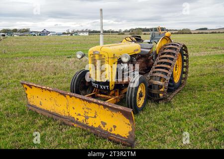 Tracteur Ferguson 35, numéro d'immatriculation 707 XVT, équipé d'un chasse-neige avant et de chenilles métalliques Banque D'Images