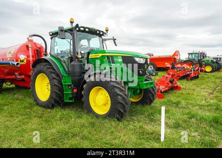 Tracteur John Deere 155 et équipement agricole exposés lors d'un salon agricole, Troon, Ayrshire, Écosse, Royaume-Uni Banque D'Images