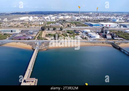 Vue aérienne par drone de la zone industrielle chimique et pétrochimique à Palos de la Frontera, Huelva. Raffinerie pour la production de carburant et naturel liquéfié Banque D'Images