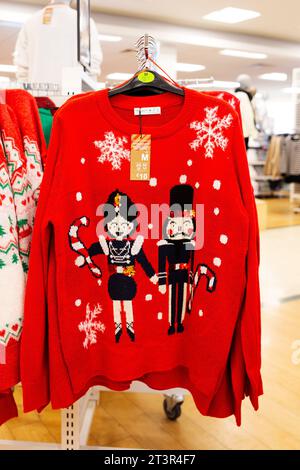 Primark 2023 Christmas Jumper collection - soldats de jouet rouge avec tricot de flocons de neige Banque D'Images