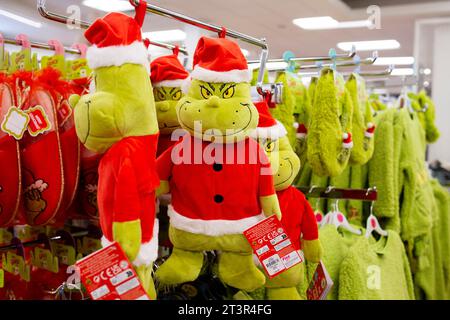 Articles de mode pour enfants Primark Grinch dans le magasin Primark Torquay - la bouteille d'eau chaude Grinch Banque D'Images