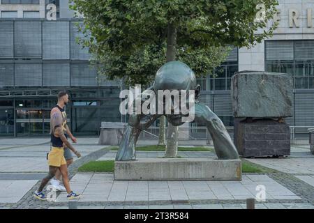 Bronze-Skulptur Denkpartner von Hans-Jörg Limbach, Börsenplatz, Stuttgart, Baden-Württemberg, Deutschland *** sculpture en bronze Denkpartner de Hans Jörg Limbach, Börsenplatz, Stuttgart, Baden Württemberg, Allemagne crédit : Imago/Alamy Live News Banque D'Images