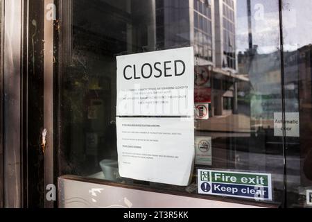 Panneau de papier FERMÉ du bâtiment des connexions sur la porte vitrée avant Banque D'Images