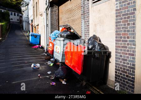 Débordement des poubelles ouvertes sur Lower Union Lane à Torquay Banque D'Images