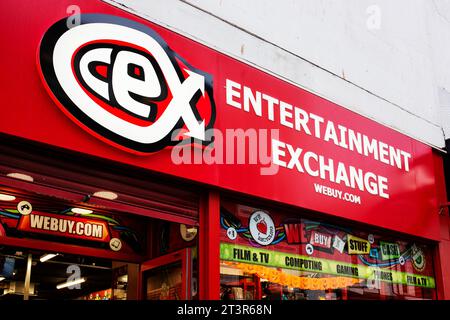 Panneau rouge de la boutique de l'échange de divertissements CEX à Torquay Banque D'Images