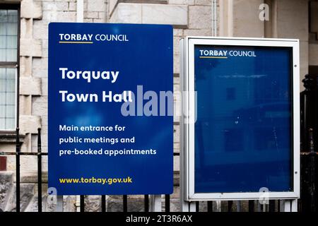 Panneau de l'hôtel de ville de Torquay à l'entrée principale Banque D'Images