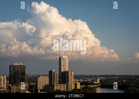 Vue sur Rainey Street District d'Austin, TX avec, cumulus nuages et Ladybird Lake. Banque D'Images