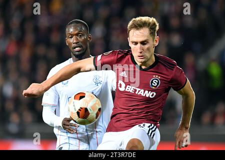 Prague, République tchèque. 26 octobre 2023. JAN KUCHTA de Sparta Praha (à droite) se bat pour le ballon avec ABDALLAH Sima (à gauche) des Rangers au Stadion Letna lors de la Journée 3 dans le Groupe C de l'UEFA Europa League, le 25 octobre 2023 à Prague en République tchèque. (Image de crédit : © Slavek Ruta/ZUMA Press Wire) USAGE ÉDITORIAL SEULEMENT! Non destiné à UN USAGE commercial ! Banque D'Images