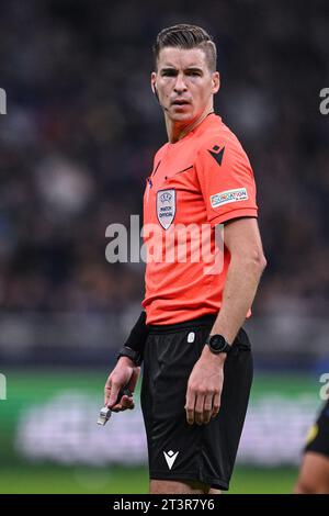 Milan, Italie. 24 octobre 2023. Milan, Italie, 24.10.23 : arbitre M. Francois Letexier lors du match de phase de groupes de la Ligue des Champions entre le FC Internazionale et le FC Salzbourg au stade San Siro de Milan, Italie football (Cristiano Mazzi/SPP) crédit : SPP Sport Press photo. /Alamy Live News Banque D'Images