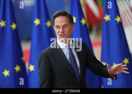 Bruxelles, Belgique. 26 octobre 2023. Le Premier ministre néerlandais Mark Rutte arrive pour le sommet de l’UE à Bruxelles, en Belgique, le 26 octobre 2023. Les dirigeants de l’Union européenne (UE) se réunissent ici jeudi et vendredi pour un sommet prévu du Conseil européen, axé sur les conflits entre Israël et le Hamas et entre l’Ukraine et la Russie. Crédit : Zhao Dingzhe/Xinhua/Alamy Live News Banque D'Images