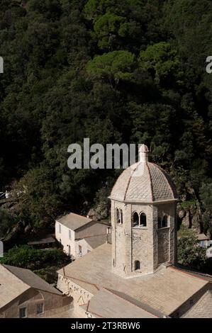 San Fruttuoso, Ligurie, Italie. 22 octobre 2023. Vue panoramique sur le monastère médiéval de San Fruttuoso surplombant la mer Banque D'Images