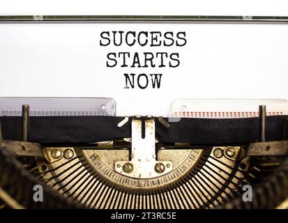 Symbole succès commence maintenant. Mot concept succès commence maintenant tapé sur belle vieille machine à écrire rétro. Beau fond de papier blanc. Motivation professionnelle Banque D'Images