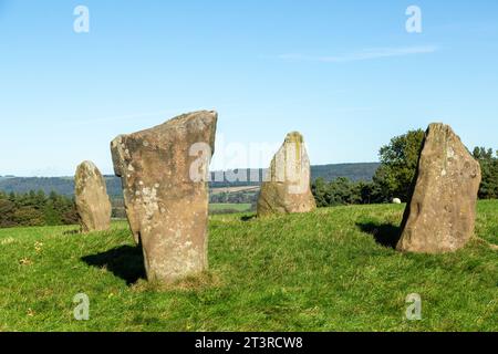 Nine Stones Close, également connu sous le nom de The Grey Ladies, est un cercle de pierre sur Harthill Moor dans le Derbyshire Banque D'Images