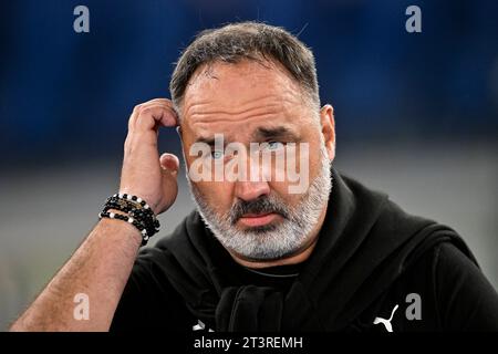 Rome, Italie. 26 octobre 2023. Jindrich Trpisovsky, entraîneur-chef du Slavia Paraga, se présente lors du match de football du Groupe G de la Ligue Europa entre L’AS Roma et la SK Slavia Prague au stade Olimpico de Rome (Italie), le 26 octobre 2023. Crédit : Insidefoto di andrea staccioli/Alamy Live News Banque D'Images