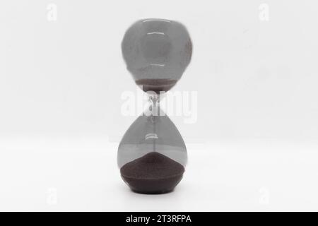 Hourglass isolated on white Banque D'Images
