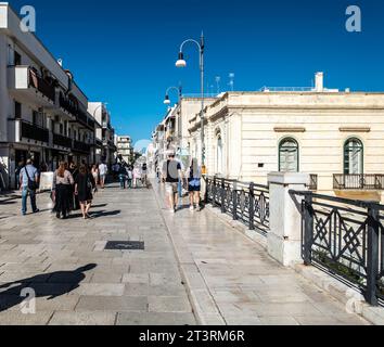Foules marchant dans les rues de Polignano a Mare, Italie, un dimanche après-midi ensoleillé d'octobre Banque D'Images