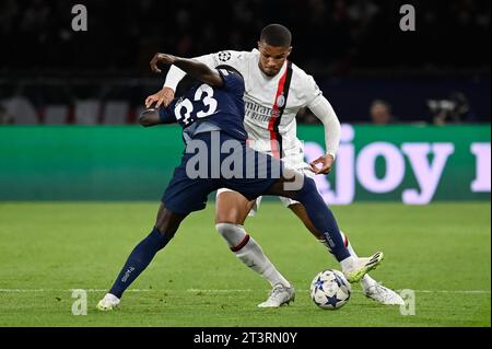 Paris, France. 25 octobre 2023. Julien Mattia/le Pictorium - Match PSG - AC Milan - 25/10/2023 - France/Ile-de-France (région)/Paris - Randal Kolo Muani et Malick Thiaw en action lors du troisième match de Ligue des Champions Groupe F entre le PSG et l'AC Milan au Parc des Princes le 25 octobre 2023. Crédit : LE PICTORIUM/Alamy Live News Banque D'Images