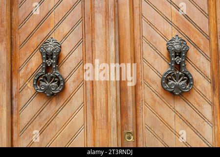 Vieille poignée de porte vintage sur une porte en bois. Mise au point sélective. Banque D'Images