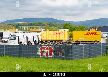 Friesenheim, Allemagne - 29 avril 2023 : les camions et remorques DHL sont garés dans l'entreprise. Banque D'Images