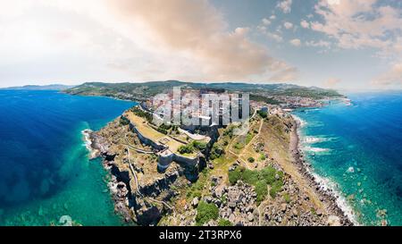 Castelsardo en Sardaigne, Italie. Ville très célèbre sur une colline rocheuse dans le nord de la belle île. Architecture traditionnelle de maison colorée du Sud Banque D'Images