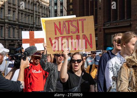 Natsit vittuun. Manifestant tenant une pancarte en carton chez Me emme vaikene ! Manifestation contre le racisme à Helsinki, Finlande. Banque D'Images