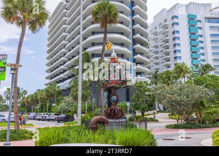 Belle vue sur la statue en forme d'arbre avec serrure, avec en toile de fond de charmants bâtiments sur Collins Avenue à Miami Beach. ÉTATS-UNIS. Banque D'Images