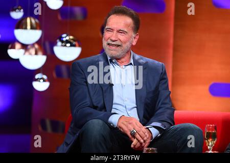 USAGE ÉDITORIAL ONLY Arnold Schwarzenegger lors du tournage du Graham Norton Show au BBC Studioworks 6 Television Centre, Wood Lane, Londres, qui sera diffusé sur BBC One vendredi soir. Date de la photo : jeudi 26 octobre 2023. Crédit photo : Matt Crossick/PA Wire Banque D'Images