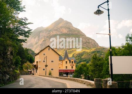 Petit village avec de grandes montagnes en arrière-plan à Gavarnie, France - 12 septembre 2023. Photo de haute qualité Banque D'Images