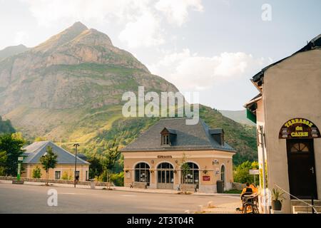 Petit village avec de grandes montagnes en arrière-plan à Gavarnie, France - 12 septembre 2023. Photo de haute qualité Banque D'Images