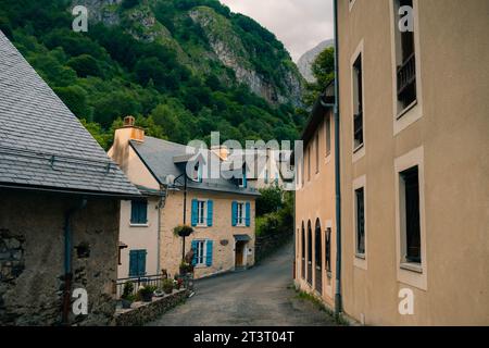 Petit village avec de grandes montagnes en arrière-plan à Gavarnie, France - 12 septembre 2023. Photo de haute qualité Banque D'Images